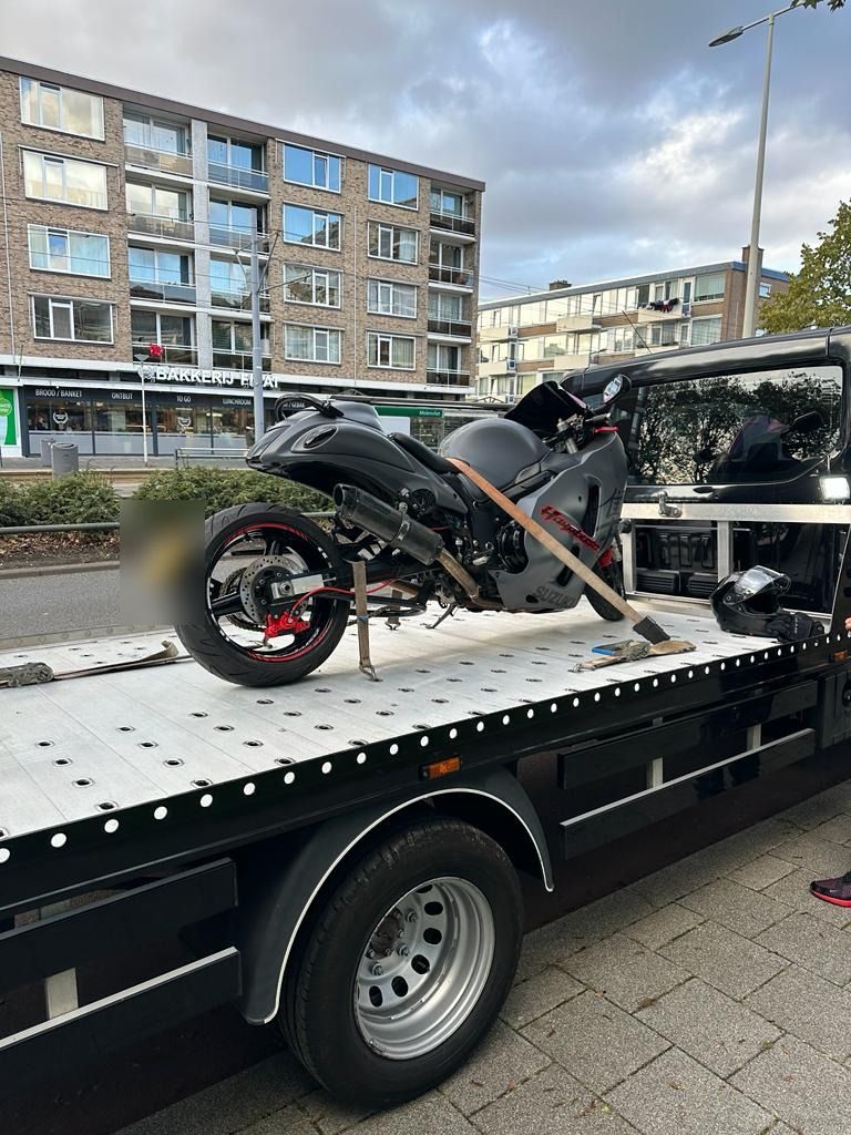 Motorfiets met spanbanden veilig vastgezet op de oprijwagen