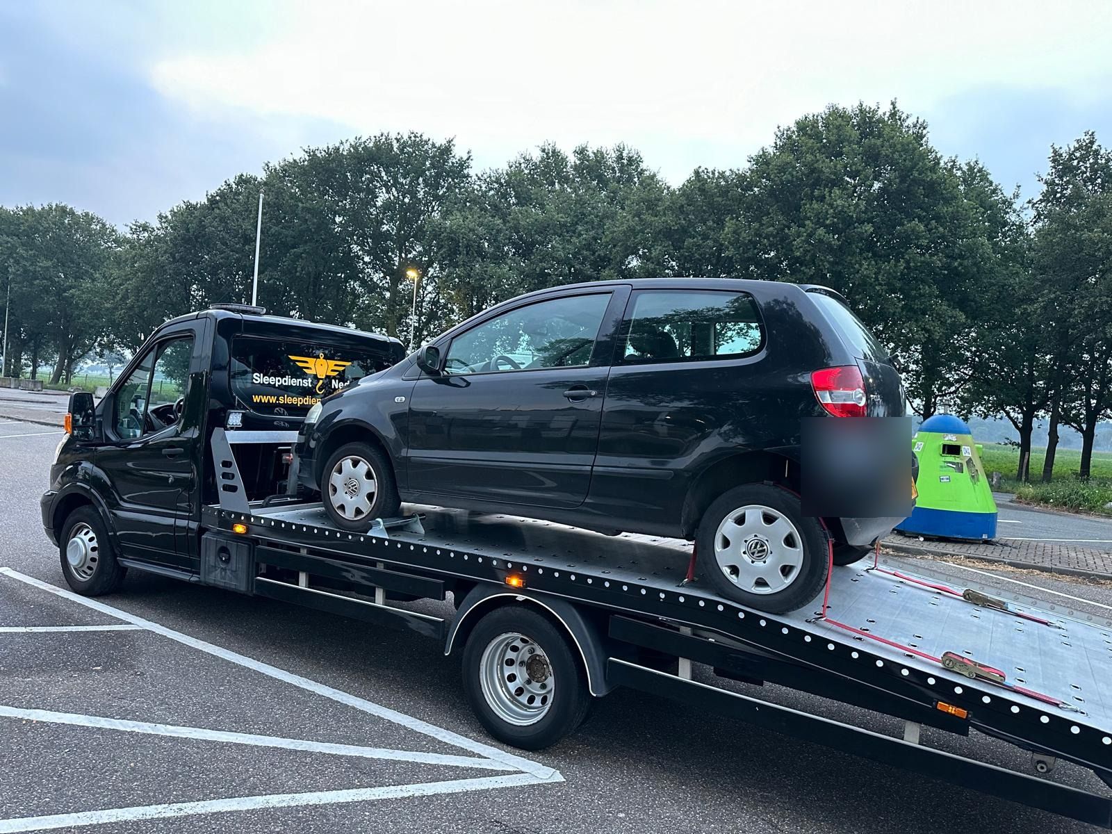 Pechhulp zonder abonnement: zwarte Mercedes A-Klasse op de oprijwagen