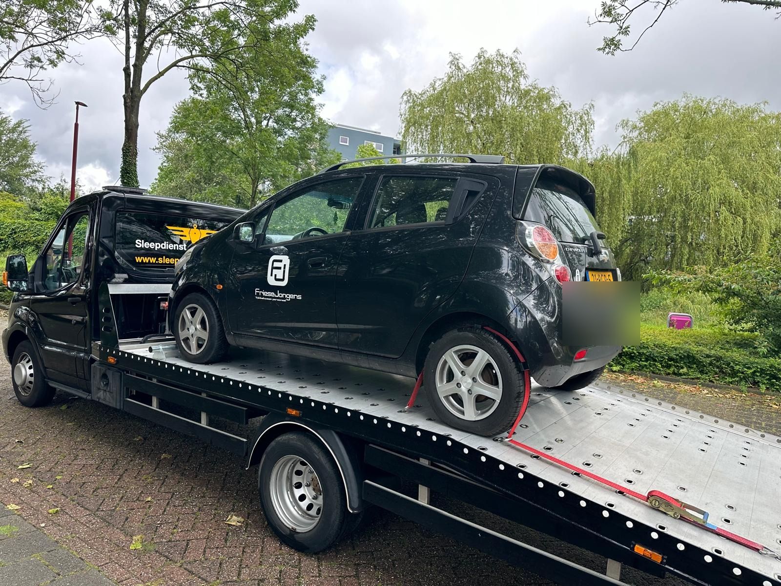 Zakelijke sleepdienst: bedrijfsauto op de oprijwagen